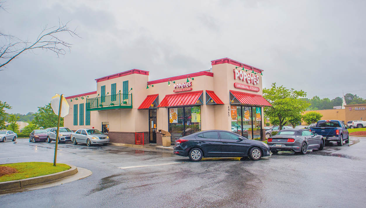 Snellville, Ga   USA - 05 27 20: Popeyes drive thru backed up