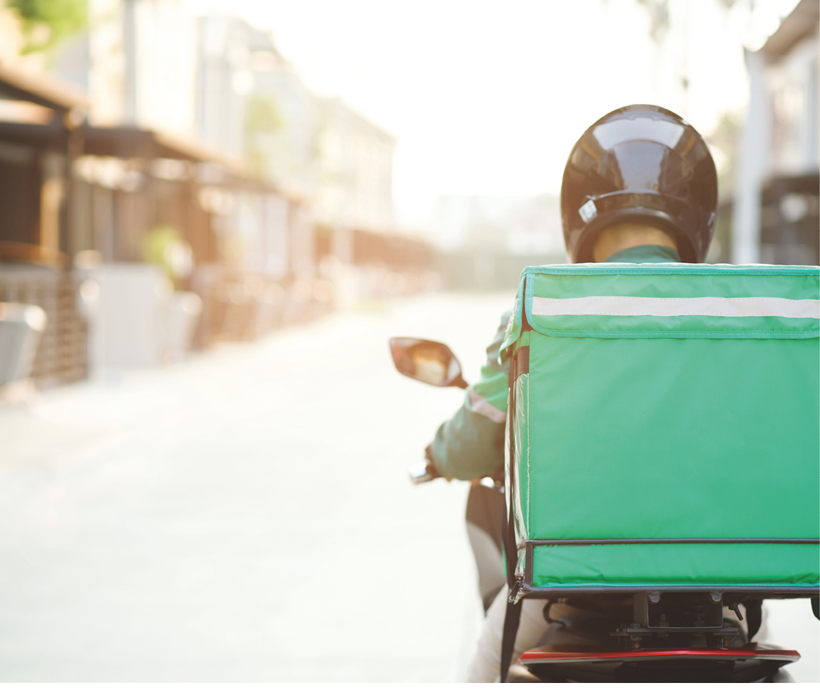 green shirt rider Ready for fast food delivery with online applications