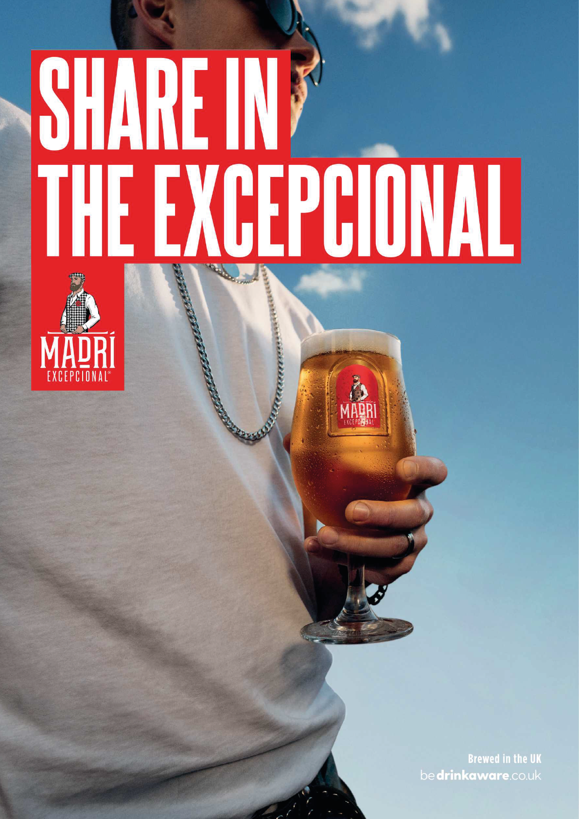 A man holding a glass of beer. Description generated by AI